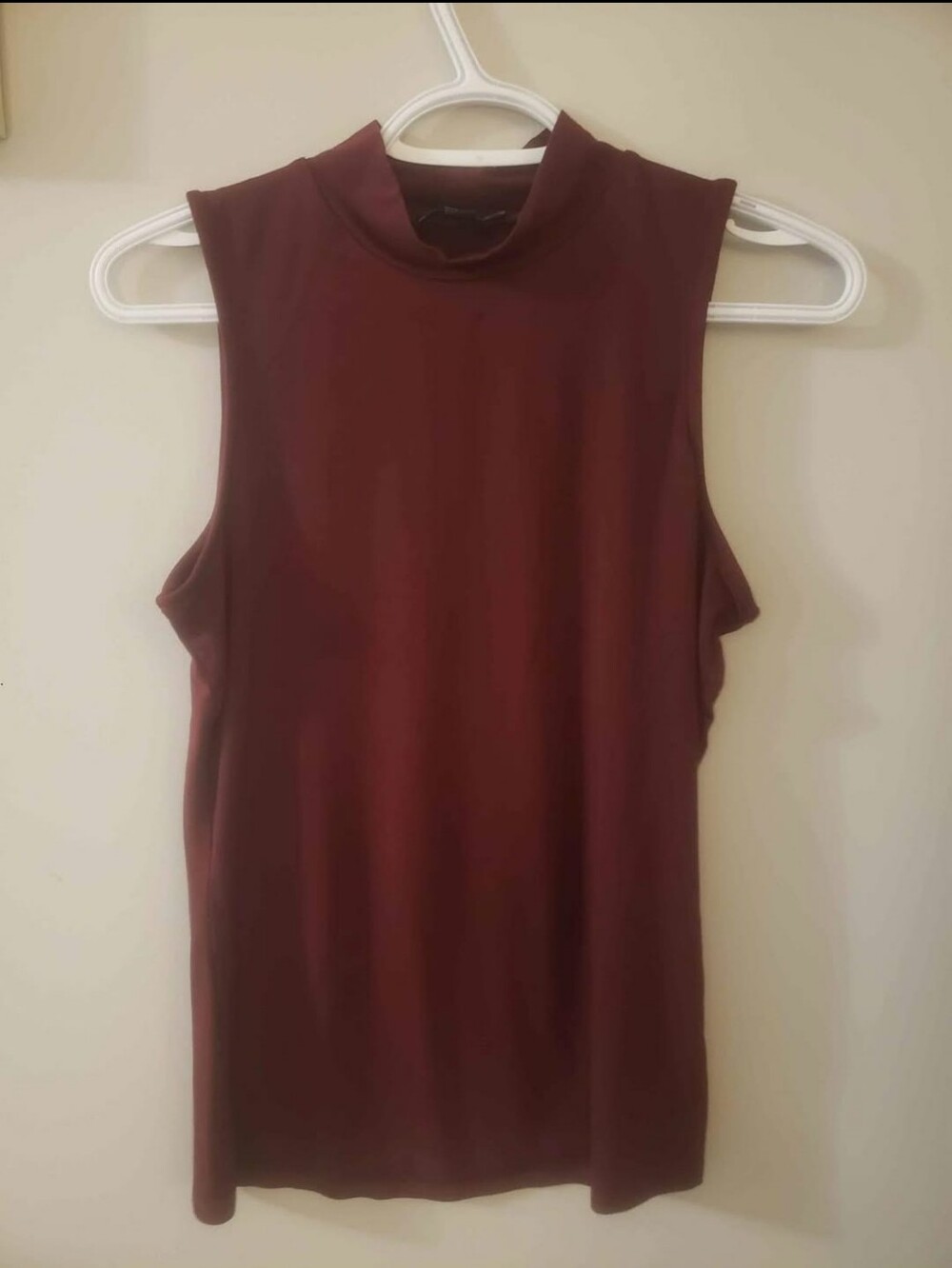 le chateau Sleeveless Mock Neck Tank Top in Burgundy